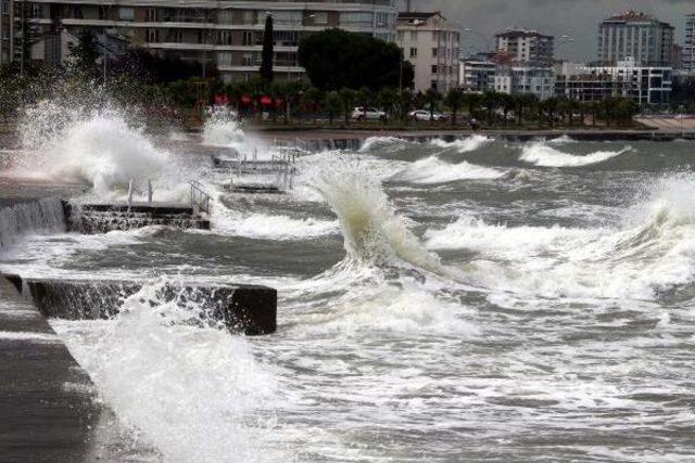 Samsun'da Rüzgar 3 Metrelik Dalgalara Yolaçtı