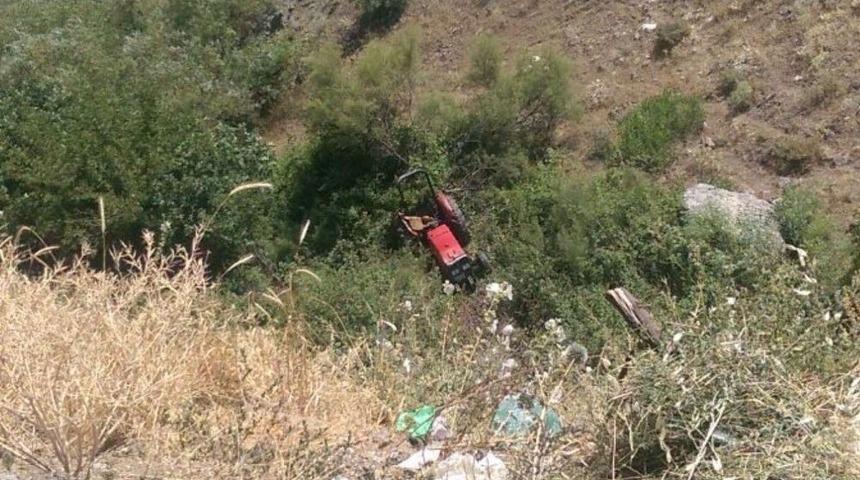 Trakt&ouml;r U&ccedil;uruma Yuvarlandı: 3 Yaralı