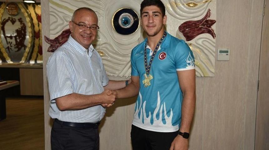 Başkan Erg&uuml;n Avrupa Şampiyonu Şişmanlar&rsquo;ı Ağırladı