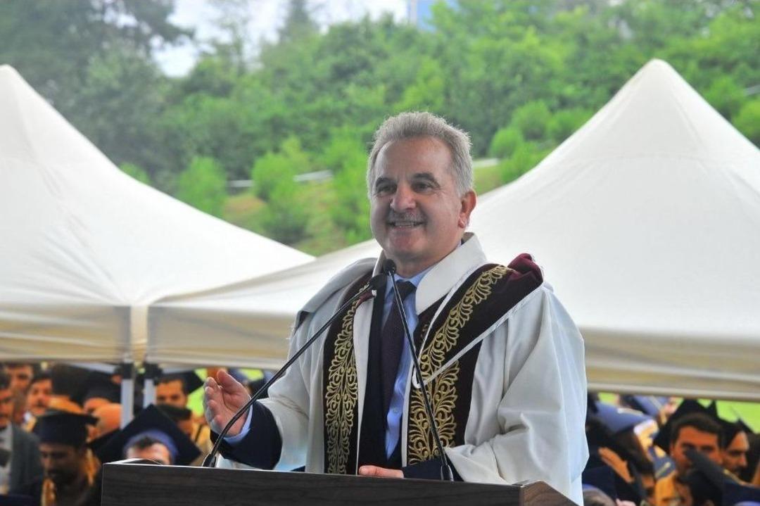 Sa&uuml;&rsquo;de Gen&ccedil; M&uuml;hendislerin Mezuniyet Sevinci