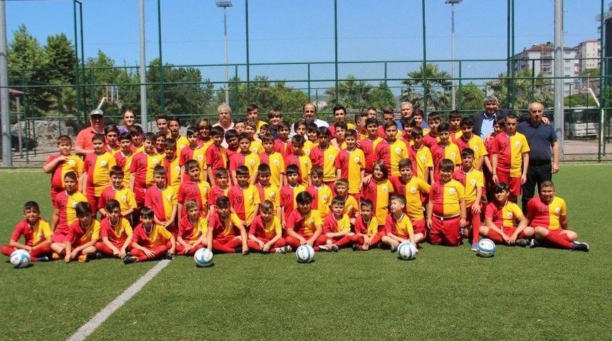 G&uuml;l&uuml;&ccedil; Belediyesi Yaz Futbol Okulunu A&ccedil;tı