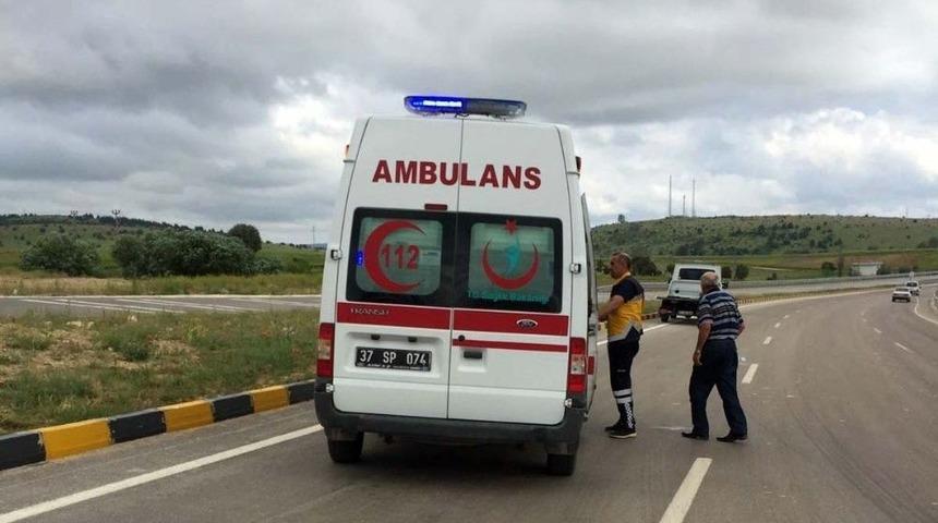 Kavşakta İki Otomobil Çarpıştı: 8 Yaralı