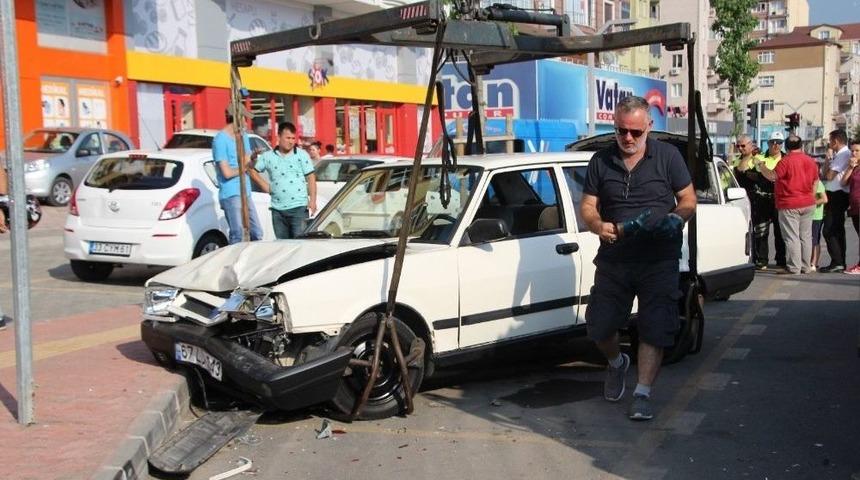 Otomobil, Park Halindeki Ara&ccedil;lara &Ccedil;arptı: 1 Yaralı