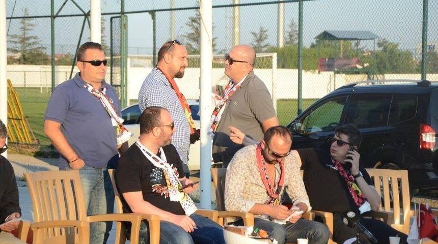 Eskişehirspor Taraftarı, Tesislerde N&ouml;bet Tutuyor