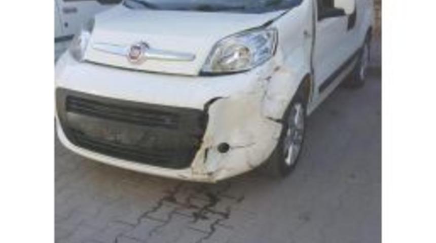 Ters Y&ouml;nde Seyreden Hafif Ticari Ara&ccedil; Motosiklete &Ccedil;arptı: 1 Yaralı