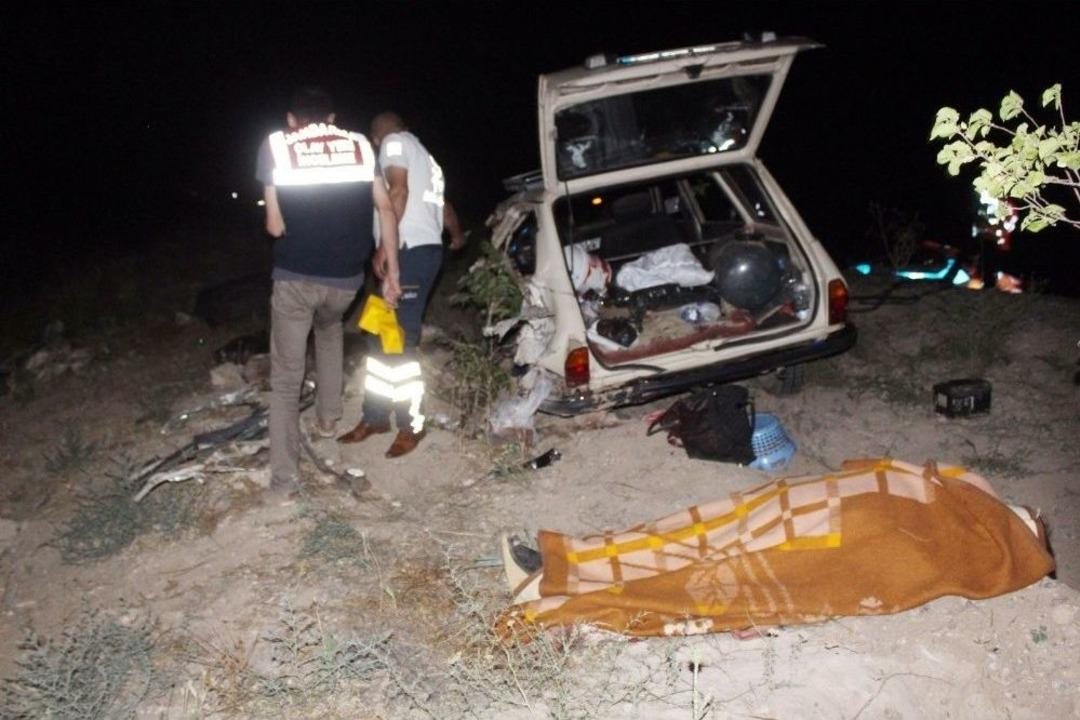 Otomobil İle Ticari Ara&ccedil; Kafa Kafaya &Ccedil;arpıştı: 4 &Ouml;l&uuml;, 8 Yaralı