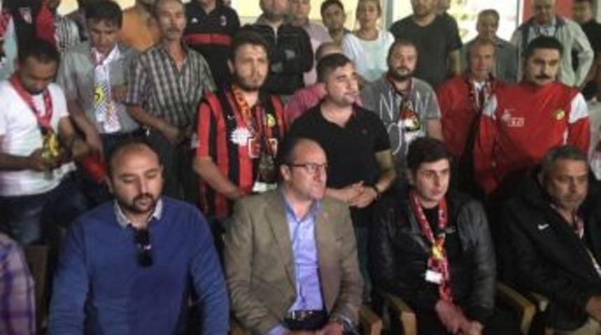 Ak Parti İl Başkanı D&uuml;ndar &Uuml;nl&uuml;&rsquo;den N&ouml;betteki Taraftara M&uuml;jde