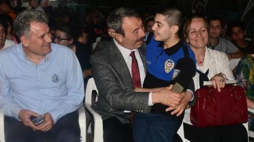 Emniyet M&uuml;d&uuml;r&uuml;, Engelli &Ccedil;ocuklarla Film Izleyip Pamuklu Şeker Dağıttı