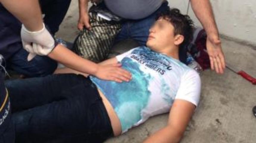 Poşette Taşıdığı Bı&ccedil;ak Baldırına Saplandı