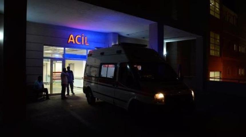 Kavgayı Ayırmak Isteyen Kadın Ve Oğlu Silihla Vuruldu