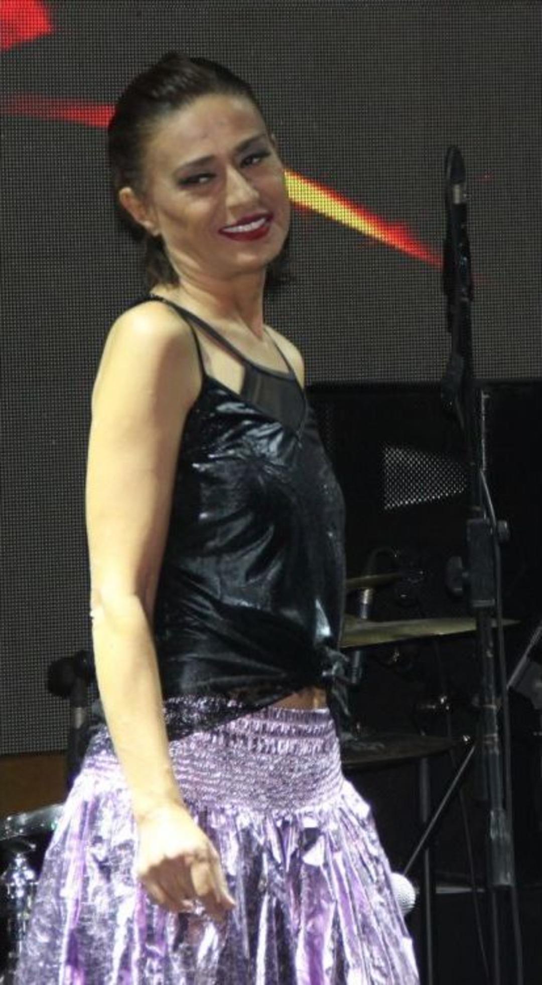 Yıldız Tilbe&rsquo;nin Kolundaki Lekeler Azalmaya Başladı