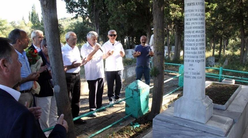 Kılı&ccedil;daroğlu, Yahya Kaptan&rsquo;ın Mezarını Ziyaret Etti