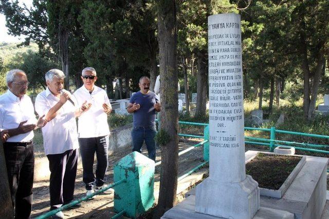 Kılıçdaroğlu, Yahya Kaptan’ın Mezarını Ziyaret Etti