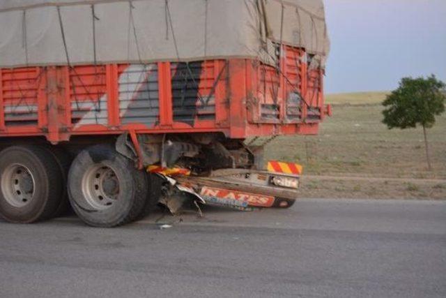 Hafif Ticari Araç, Kamyona Çarptı: 3 Ölü