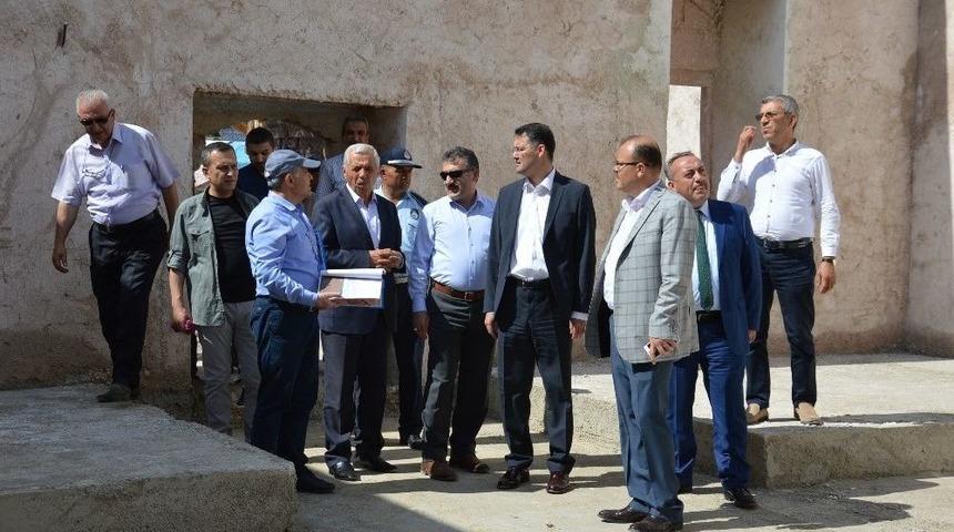 Vali Haktanka&ccedil;maz Tarihi Camide İncelemelerde Bulundu