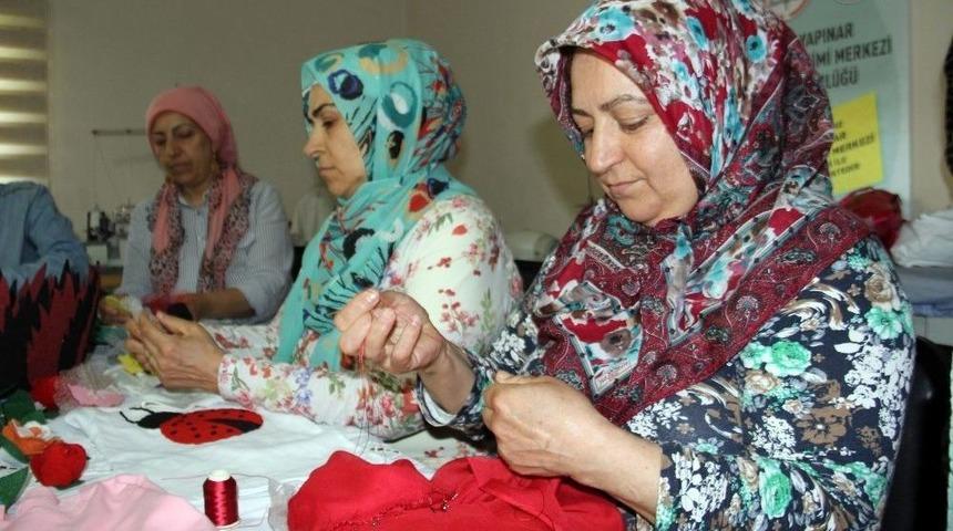 Kadınlar Hem &Ouml;ğreniyor Hem Kazanıyor