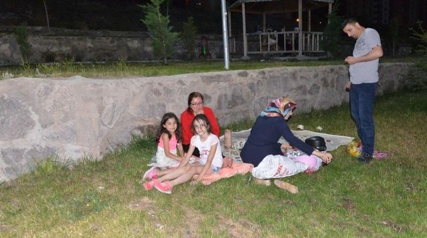 Melikgazililer Sıcak Yaz Akşamlarında Parkları Tercih Ediyor