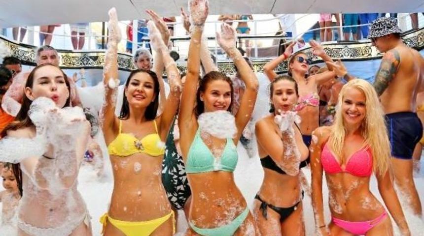 Krali&ccedil;e Adayları K&ouml;p&uuml;k Partisinde Coştu