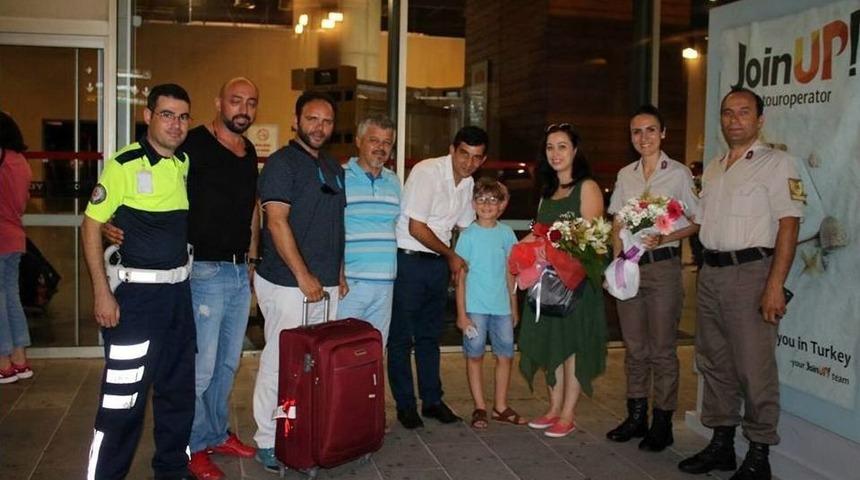 Şehidin Emanetleri Muğla&rsquo;da Jandarma Tarafından &Ccedil;i&ccedil;eklerle Karşılandı