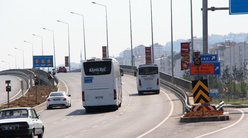 Sahil Yolu &Uuml;zerinde Bulunan Reklam Afişleri S&uuml;r&uuml;c&uuml;lerin Dikkatini Dağıtıyor