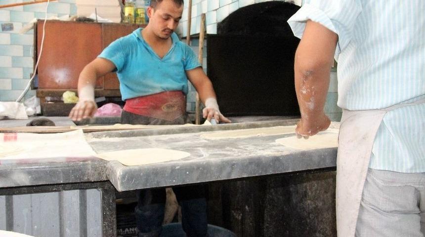 (&ouml;zel Haber) Şanlıurfalı Fırıncıların Serinleme Y&ouml;ntemleri Şaşırtıyor