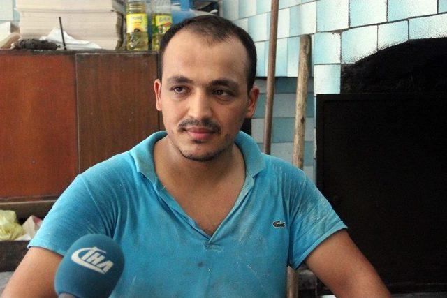 (&ouml;zel Haber) Şanlıurfalı Fırıncıların Serinleme Y&ouml;ntemleri Şaşırtıyor 2