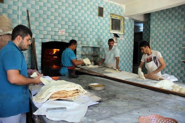 (&ouml;zel Haber) Şanlıurfalı Fırıncıların Serinleme Y&ouml;ntemleri Şaşırtıyor 3
