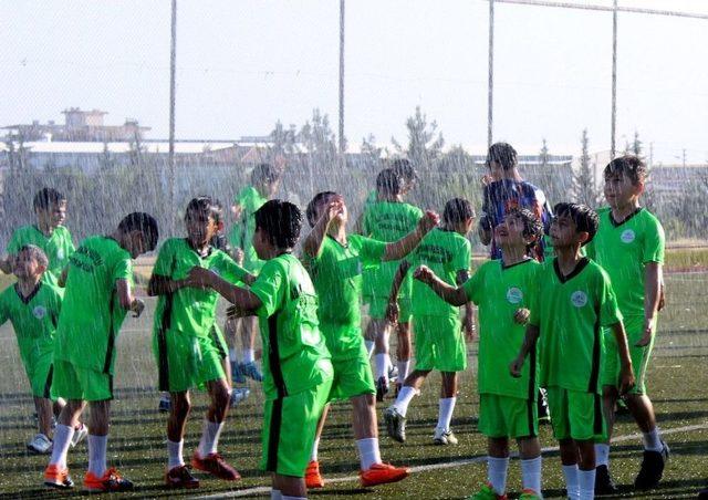 (özel Haber) İtfaiye Bu Kez Yangını Değil Sporcuları Soğuttu 1