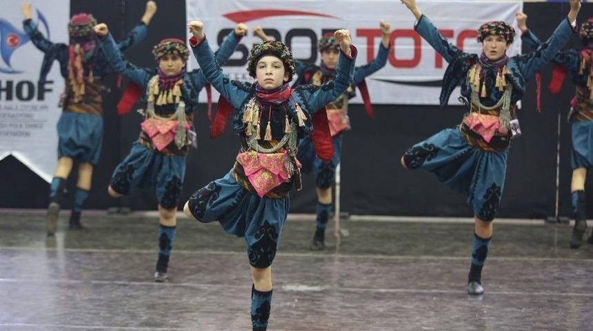 Halk Oyunları Ekibi Birincilik Yolunda