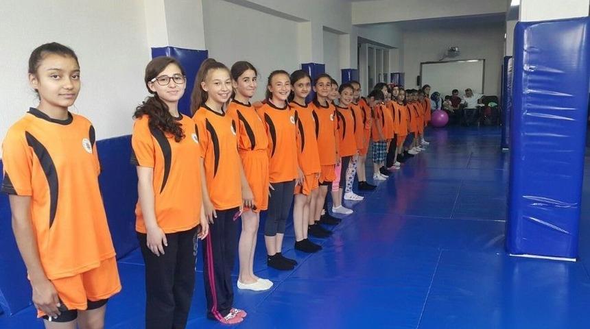 Simav&rsquo;da Yaz Okuluna Forma Desteği