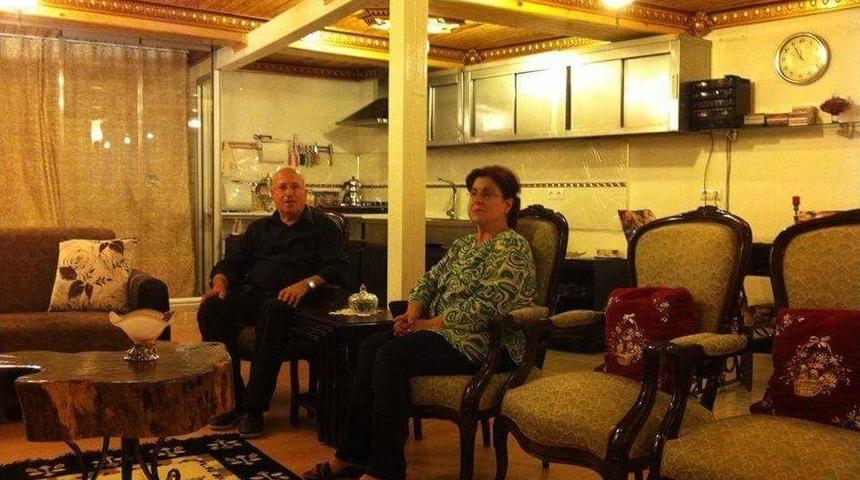 120 Yıllık Ahşap Evlerini Adeta Saraya &Ccedil;evirip Annelerinin Adını Verdiler