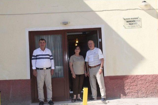 120 Yıllık Ahşap Evlerini Adeta Saraya Çevirip Annelerinin Adını Verdiler