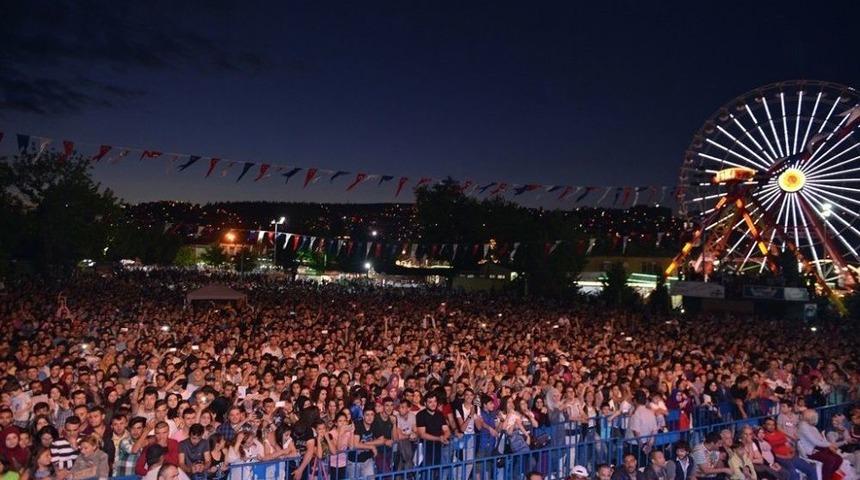 Fuar&rsquo;da İrem Derici R&uuml;zgarı