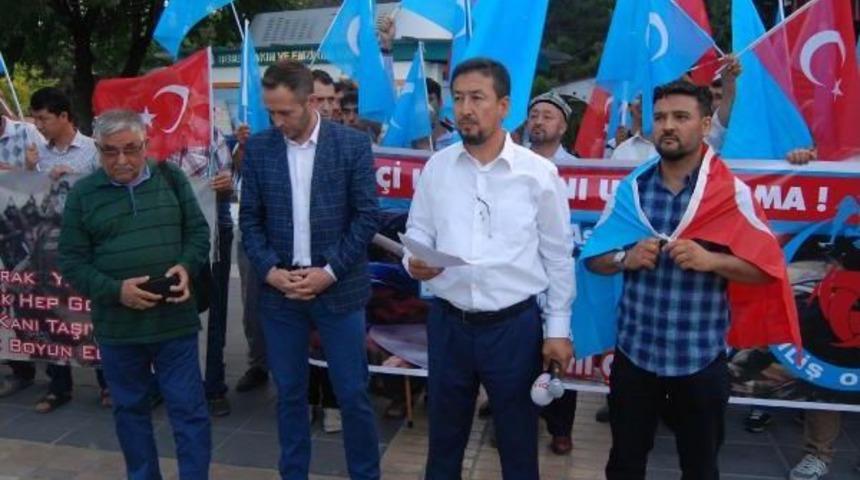 Doğu T&uuml;rkistanlılar, Urum&ccedil;i Katliamını Andı