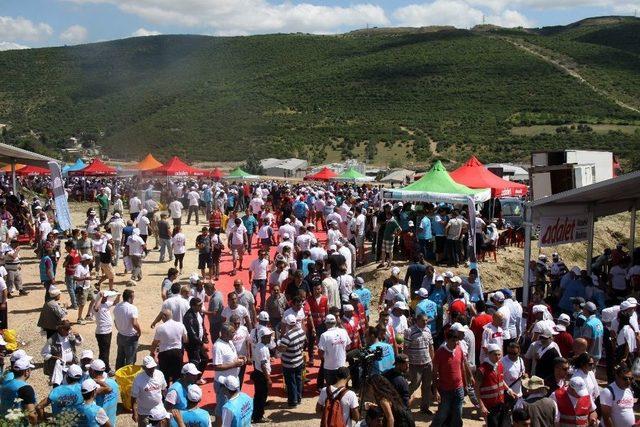 Kılıçdaroğlu’nun Mola Yerinde Dağı Taşı Kırmızı Halıyla Kapladılar