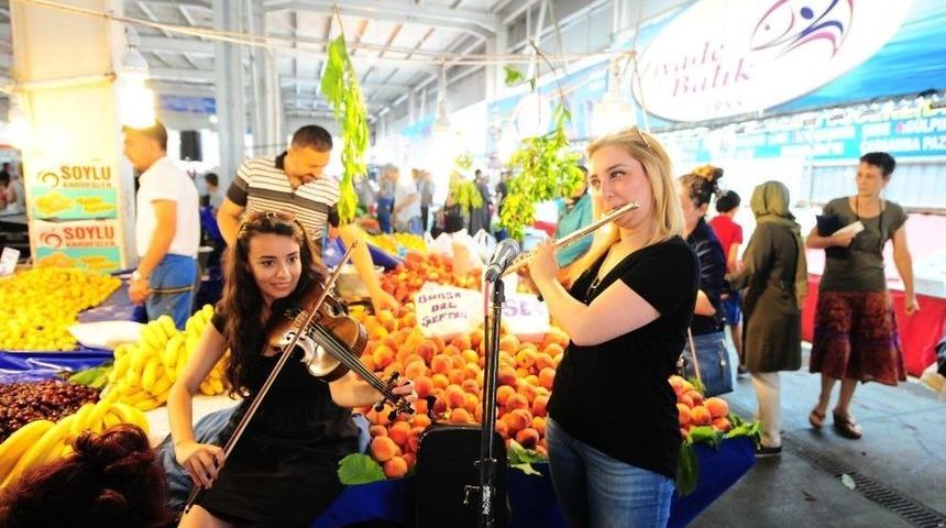 Pazarda, Saklandıkları Tezgahlardan &Ccedil;ıkıp Klasik M&uuml;zik Yaptılar