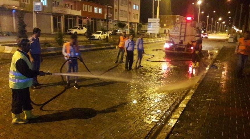 &Ccedil;aldıran Belediyesinden Sabunlu Suyla Yol Yıkama