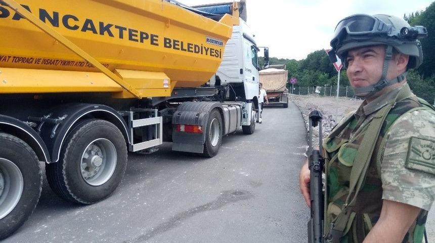 Hafriyat Kamyonu S&uuml;r&uuml;c&uuml;s&uuml; Uygulama Noktasından Ka&ccedil;tı, Hareketli Anlar Yaşandı