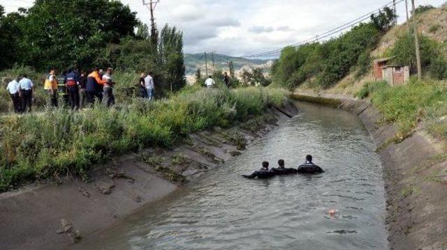 Otomobilin Uçtuğu Sulama Kanalında 1 Kişi Kayıp (2)