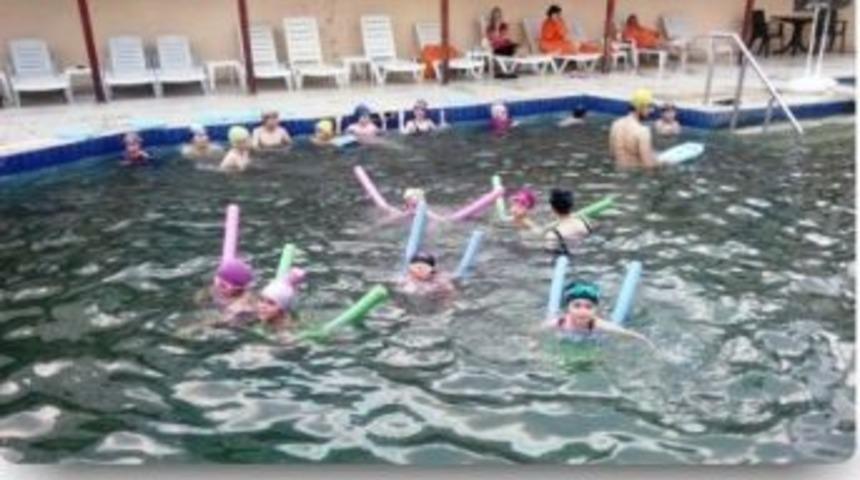 Emet&rsquo;te Bayanlar Y&uuml;zme &Ouml;ğreniyor