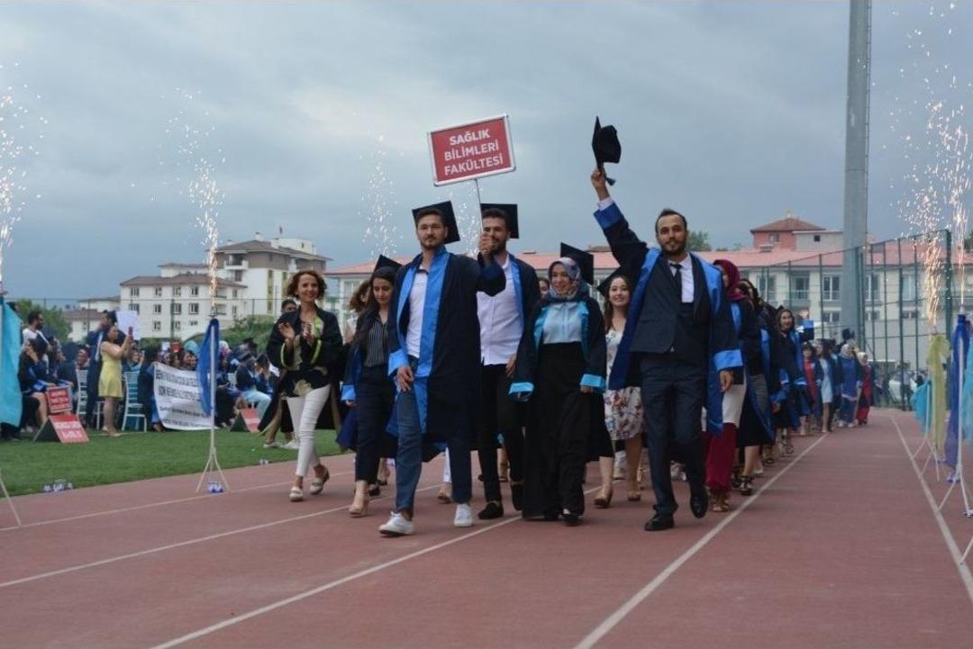 D&uuml;zce &Uuml;niversitesi&rsquo;nde Mezuniyet Coşkusu Yaşandı