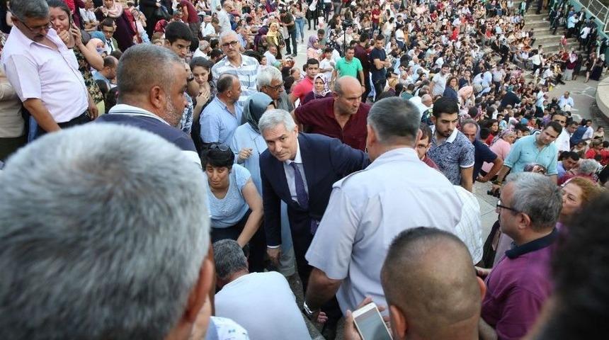 Mezuniyet T&ouml;reninde Bayılan Veliye İlk M&uuml;dahale Rekt&ouml;rden