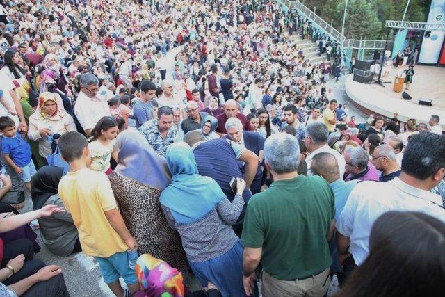 Mezuniyet Töreninde Bayılan Veliye İlk Müdahale Rektörden