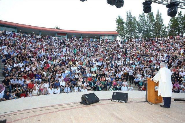 Mezuniyet Töreninde Bayılan Veliye İlk Müdahale Rektörden