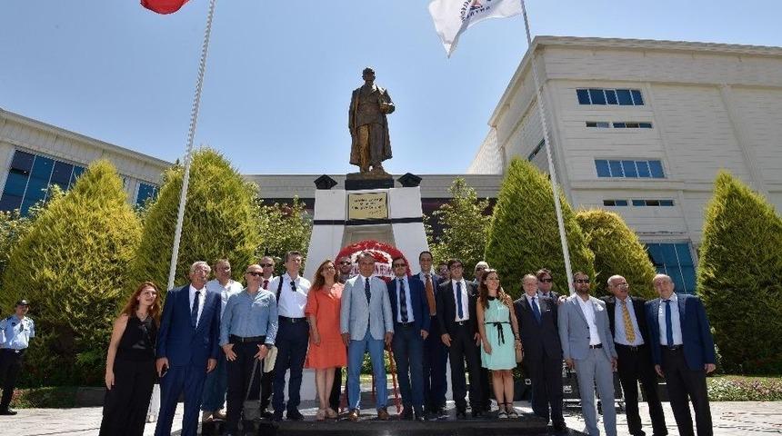 Kalei&ccedil;i Old Town Heyeti Atat&uuml;rk Anıtı&rsquo;na &Ccedil;elenk Sundu