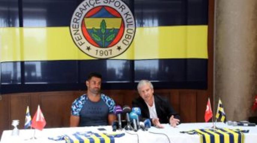 Fenerbah&ccedil;e, Volkan Demirel İle S&ouml;zleşme İmzaladı