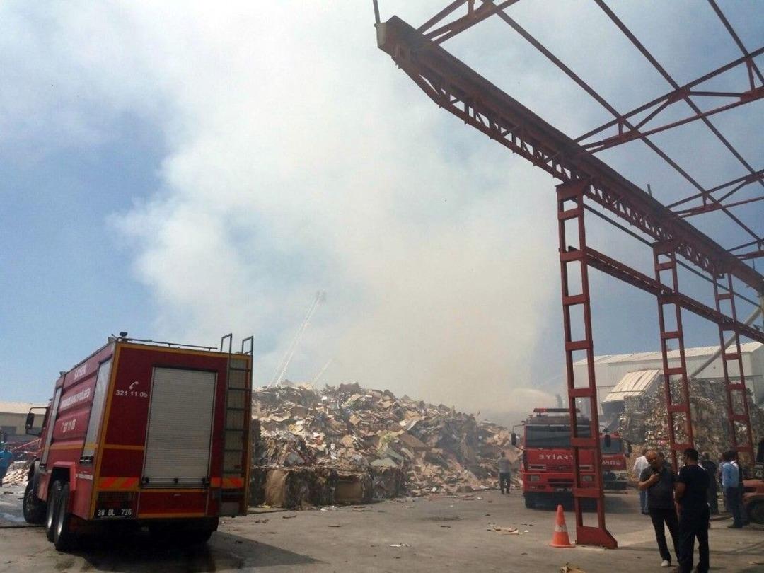 Geri D&ouml;n&uuml;ş&uuml;m Fabrikasında Yangın