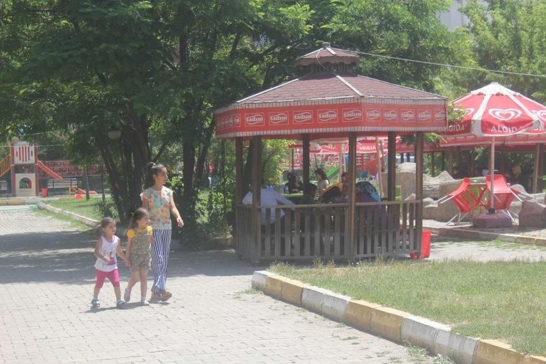 Ağrı&rsquo;da Sıcak Hava Etkili Oluyor