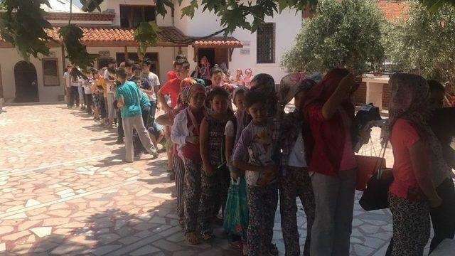 Hayırsever İşadamından Kur&rsquo;an &Ouml;ğrenen &Ccedil;ocuklara &Uuml;cretsiz Dondurma 1