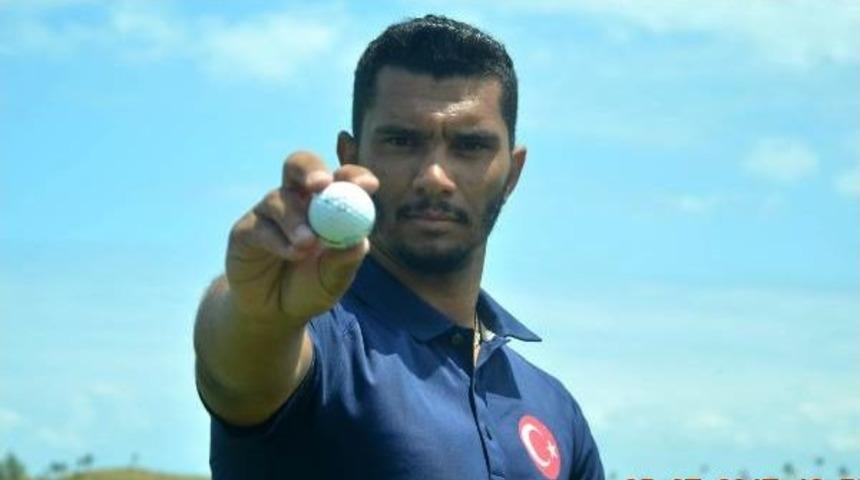 Bakan &Ccedil;avuşoğlu'nun Isteği &Uuml;zerine Futbolu Bırakıp Golfe Başladı